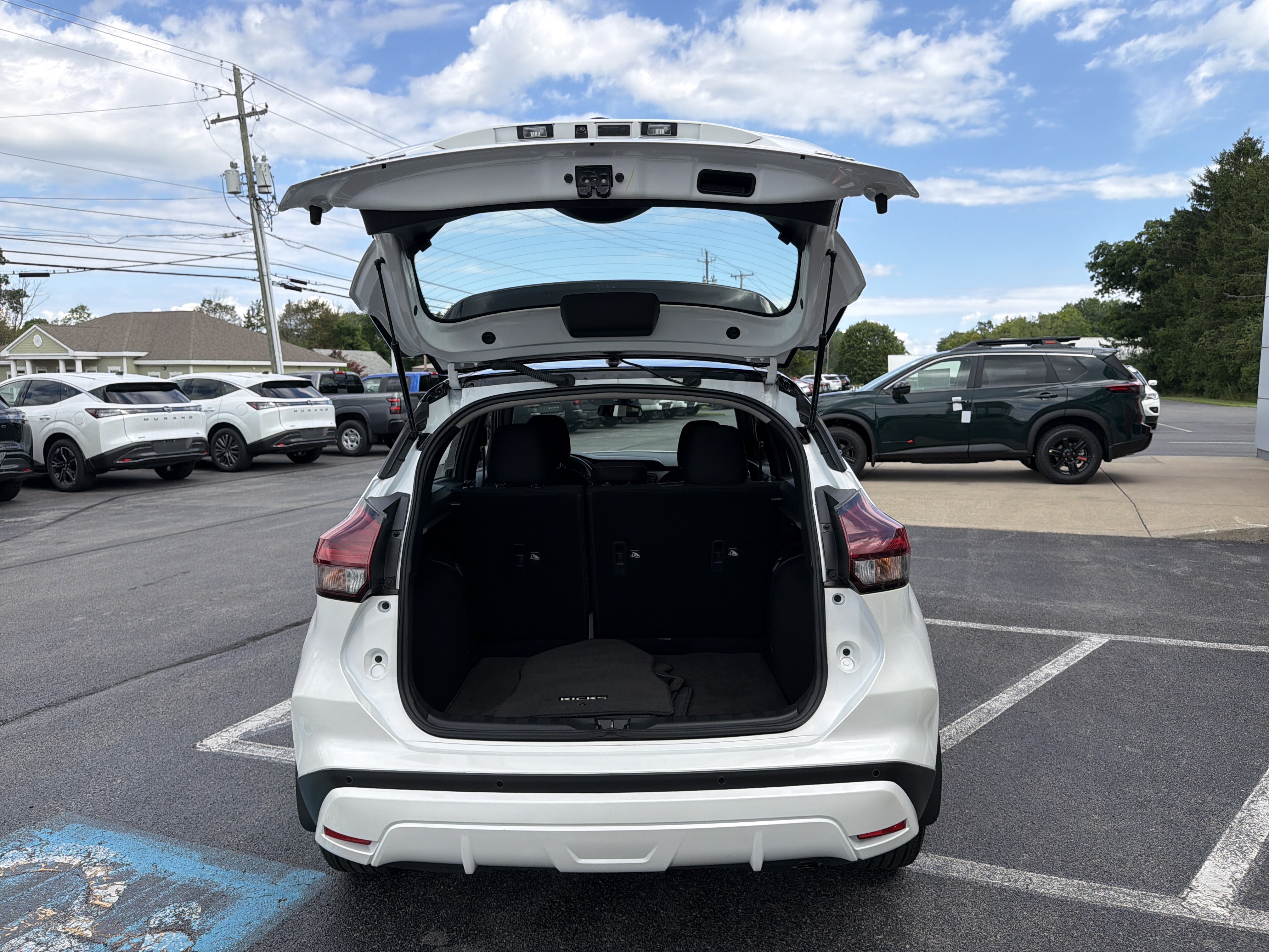 Used 2023 Nissan Kicks SR FWD image 7