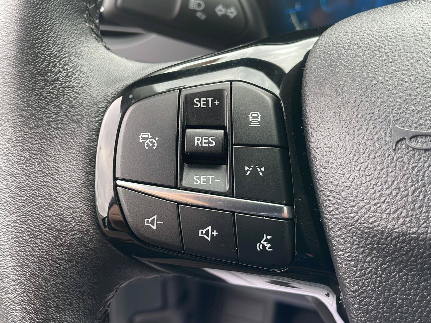 Used 2025 Ford Escape Platinum AWD/4WD image 14