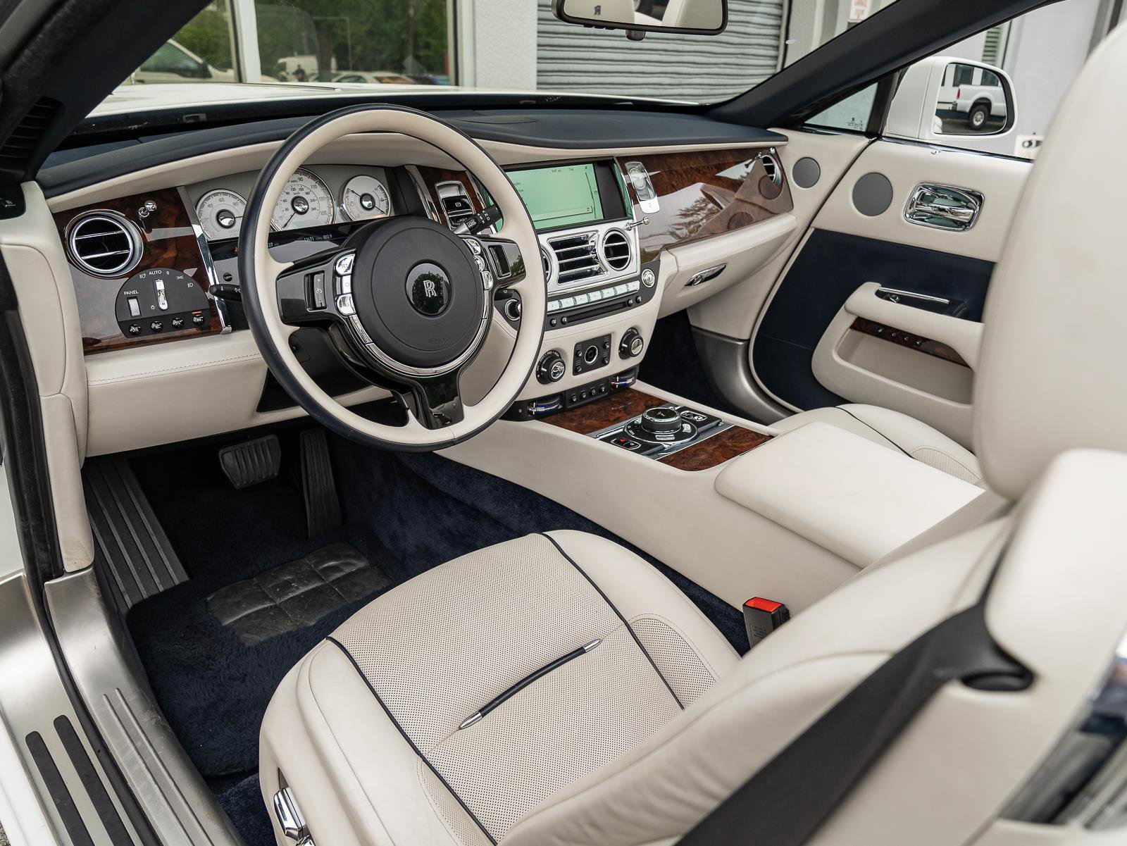 Used 2017 Rolls-Royce Dawn image 10