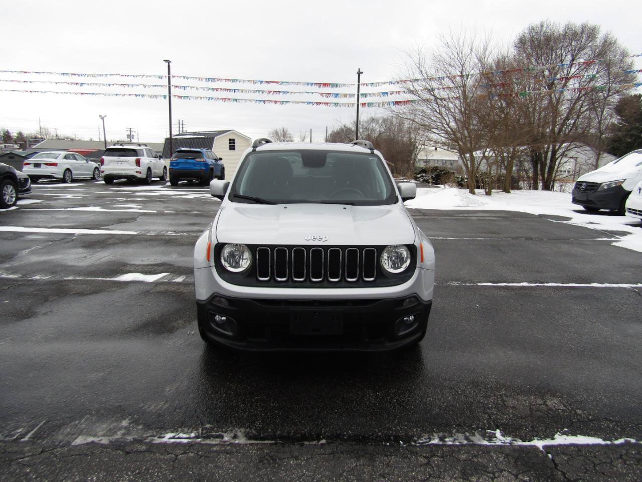 Used 2018 Jeep Renegade Latitude w/ Cold Weather Group FWD image 2