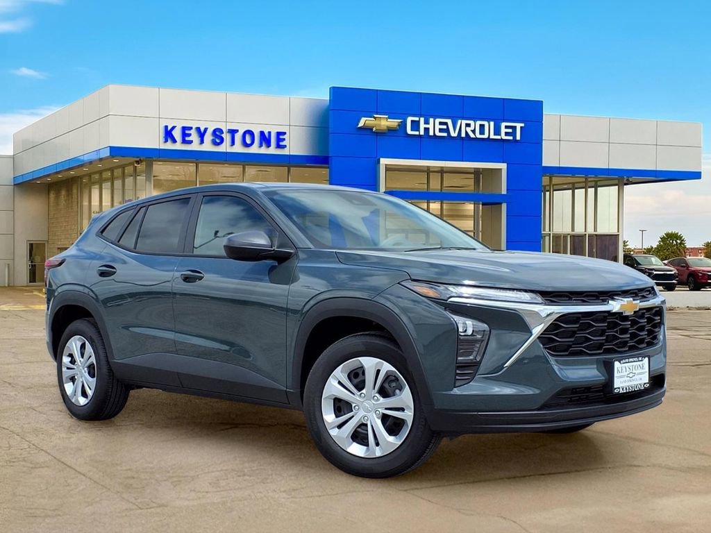 Used 2026 Chevrolet Trax LS FWD image 1