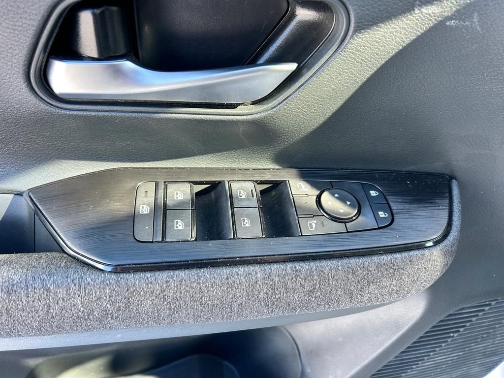 Used 2025 Nissan Kicks SV AWD/4WD image 28