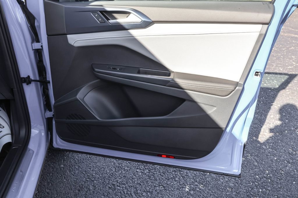 Used 2024 Volkswagen Taos SE image 39