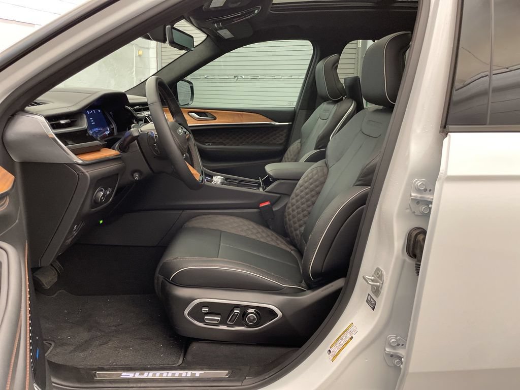 New 2025 Jeep Grand Cherokee L Summit AWD/4WD image 24