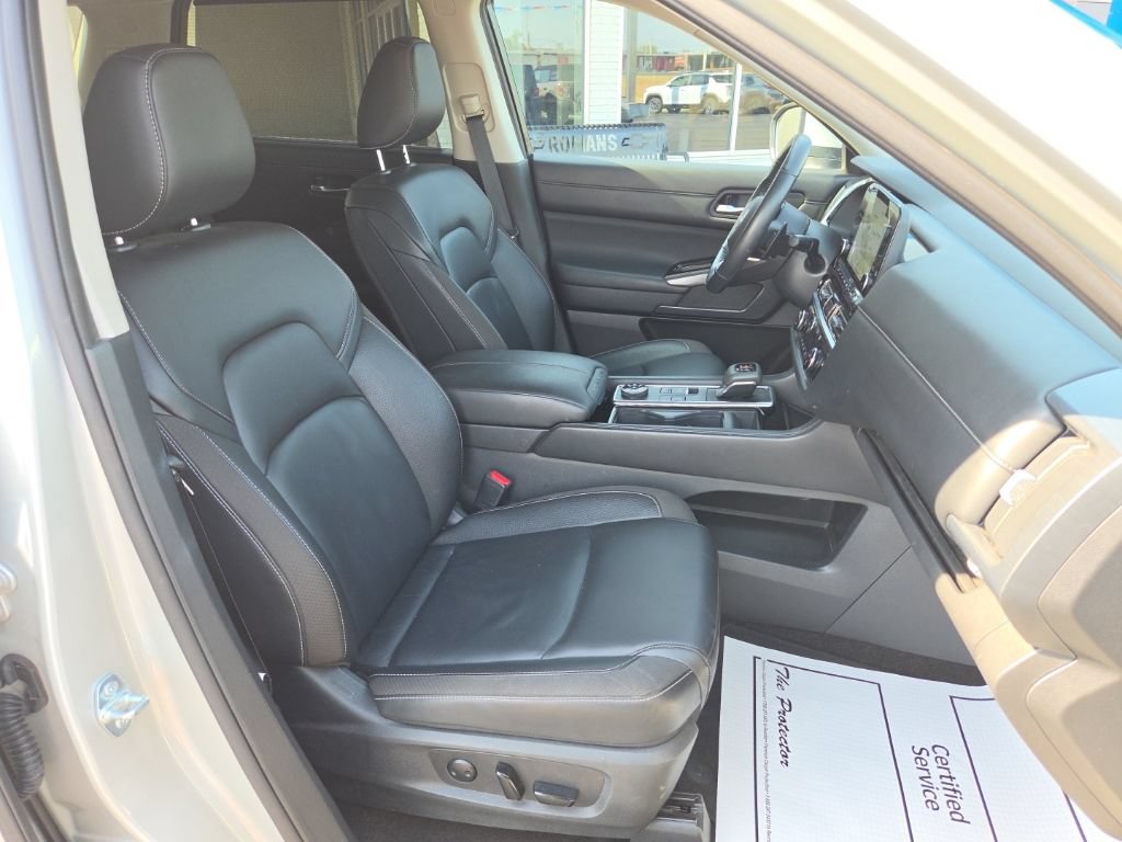 Used 2025 Nissan Pathfinder SL AWD/4WD image 6