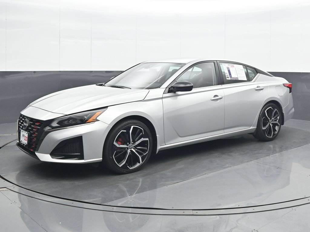 Used 2023 Nissan Altima 2.5 SR FWD image 2