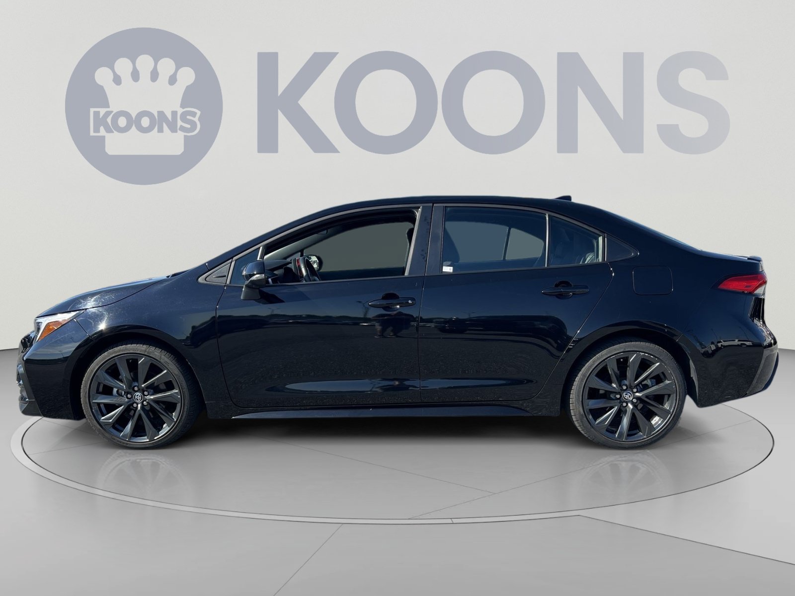 Used 2025 Toyota Corolla SE FWD image 2