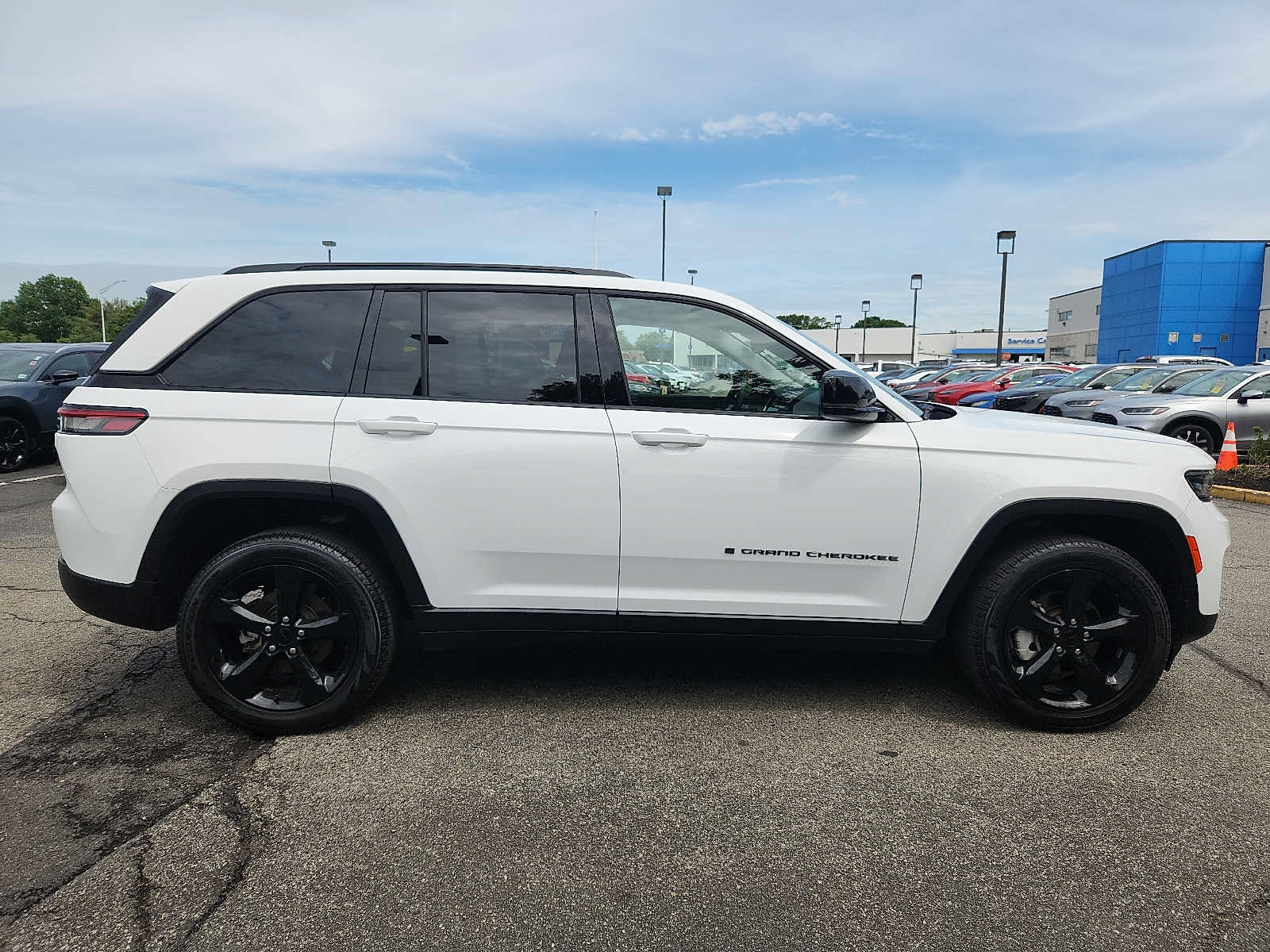Used 2023 Jeep Grand Cherokee Limited w/ Black Appearance Package AWD/4WD image 7