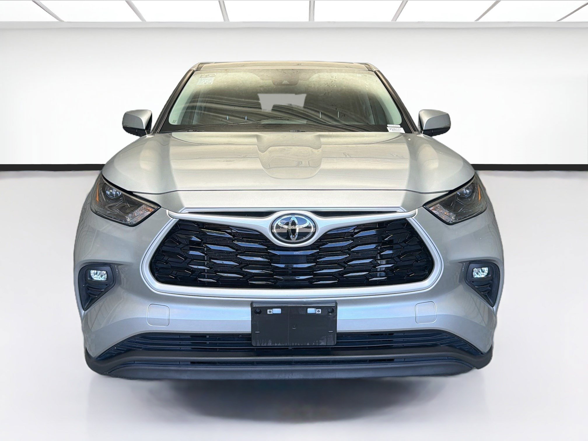 Used 2023 Toyota Highlander LE AWD/4WD image 2
