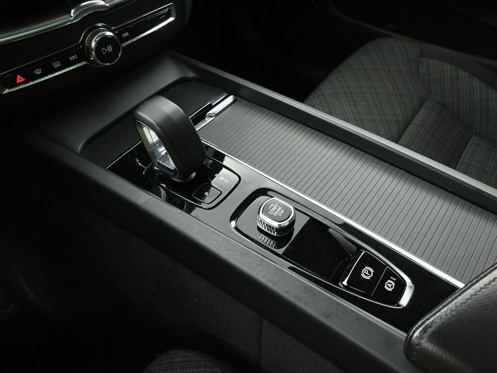 Used 2023 Volvo XC60 B5 Core image 34