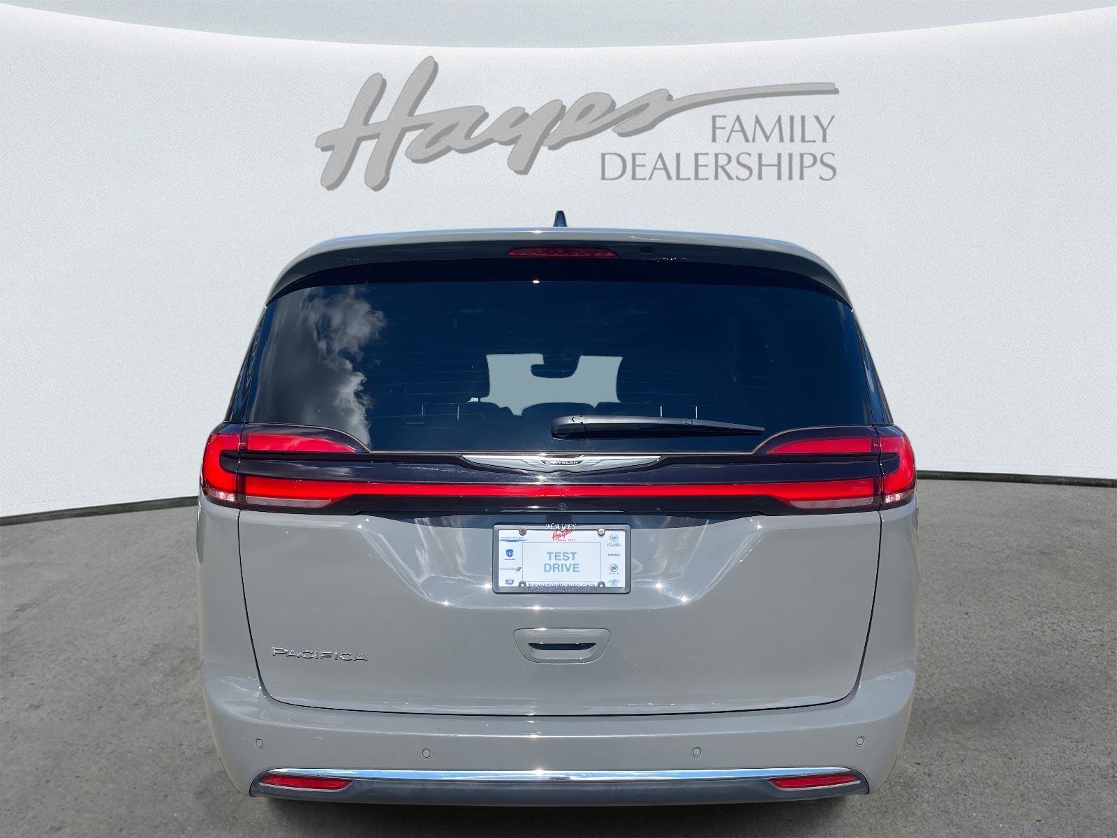 Certified 2025 Chrysler Pacifica Select FWD image 4