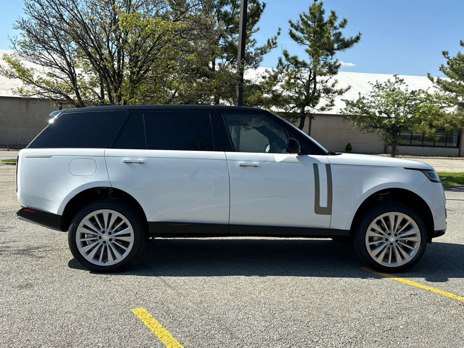 New 2025 Land Rover Range Rover Long Wheelbase SE image 7