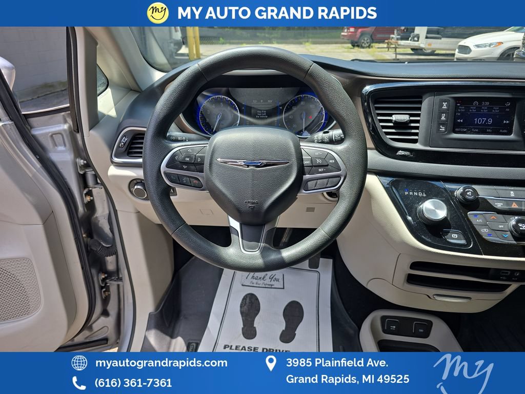 Used 2017 Chrysler Pacifica Touring FWD image 13