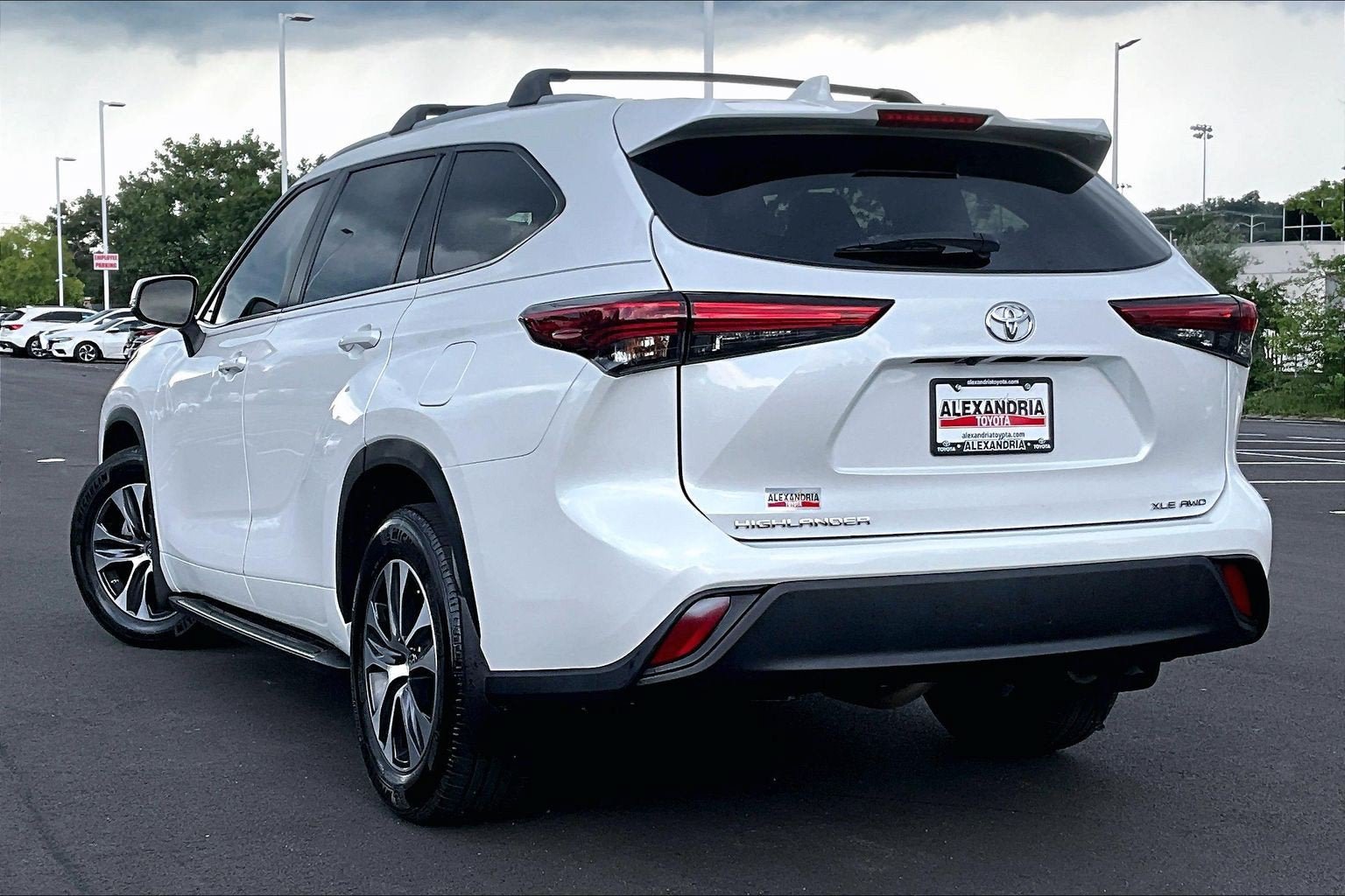 Used 2023 Toyota Highlander XLE AWD/4WD image 11