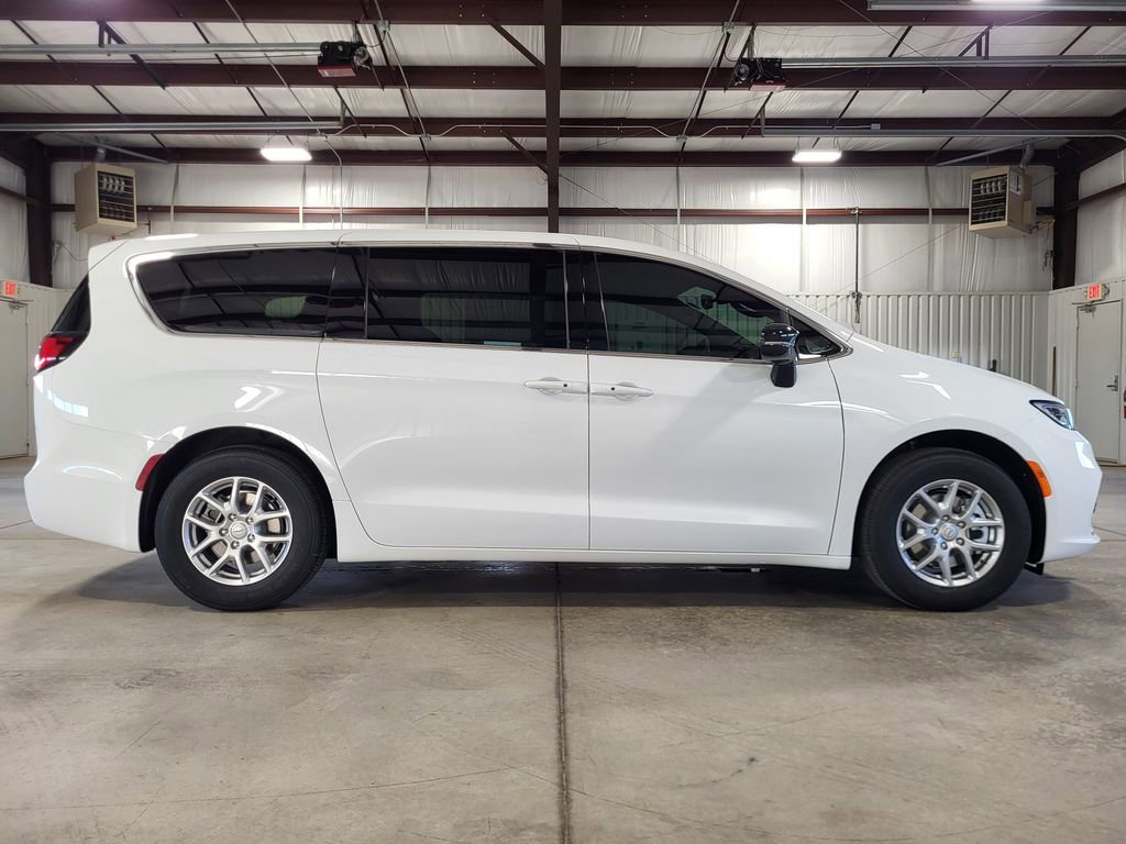 New 2026 Chrysler Pacifica Select image 6