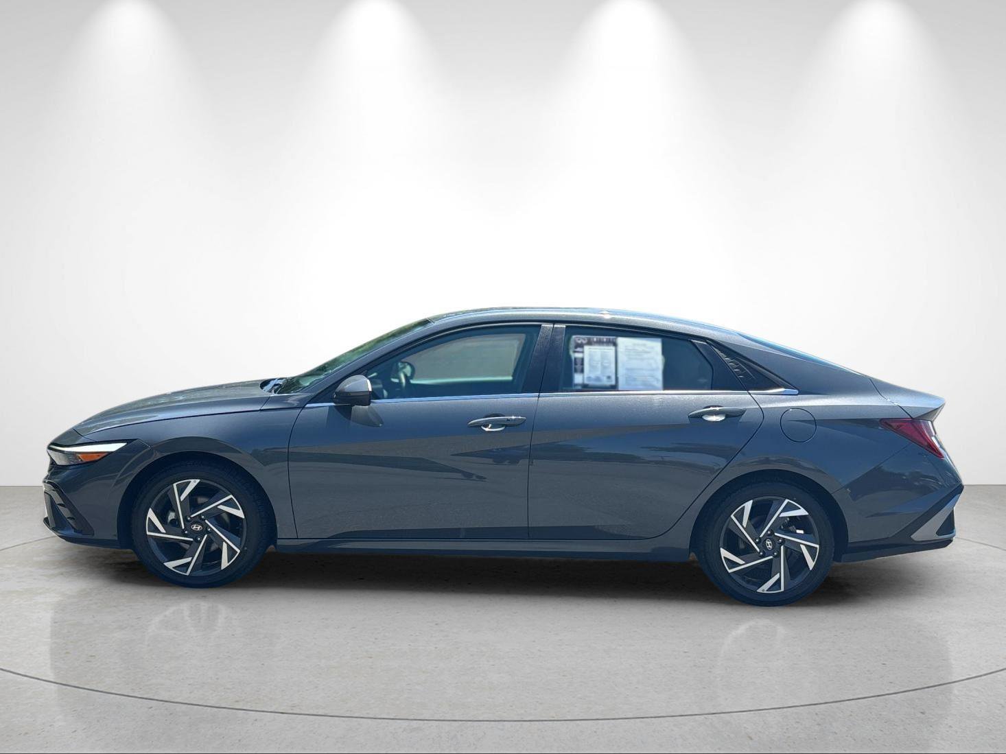 Used 2025 Hyundai Elantra SEL FWD image 2