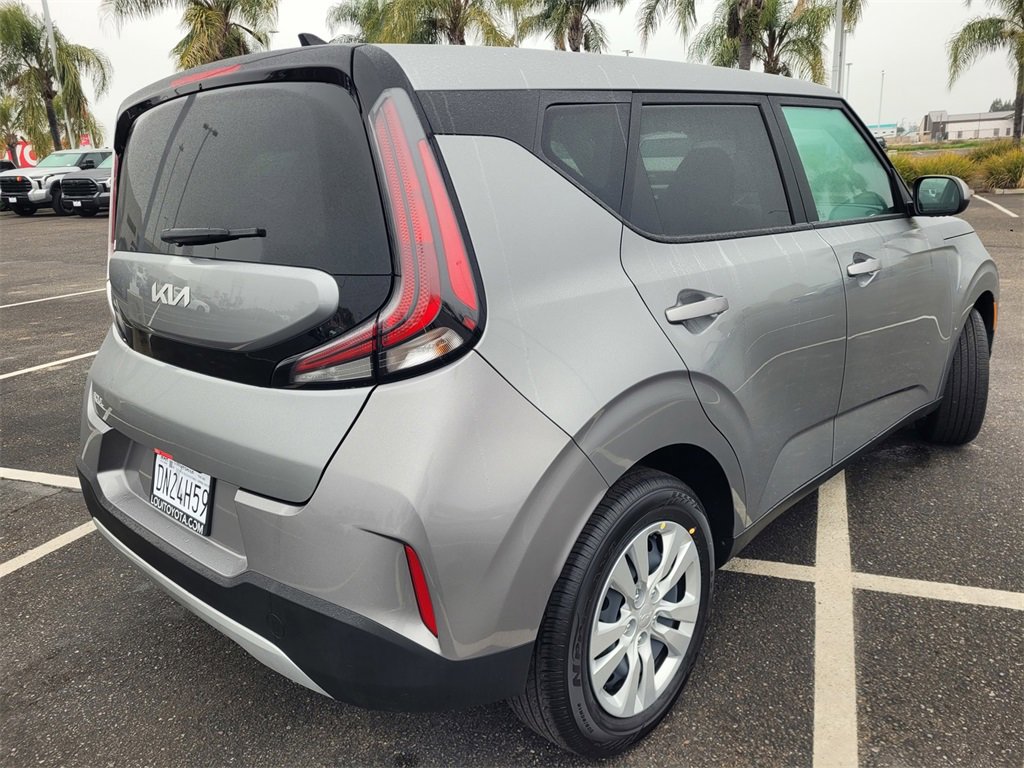 Used 2025 Kia Soul LX image 4