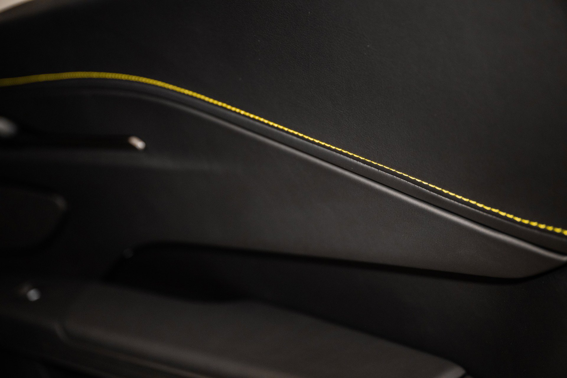 Used 2025 Aston Martin V8 Vantage Coupe image 35