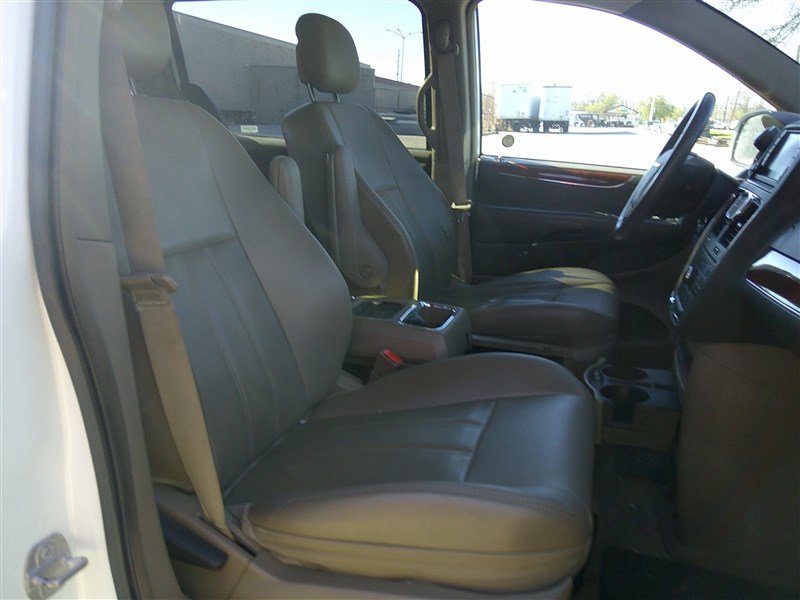 Used 2014 Chrysler Town & Country Touring image 21