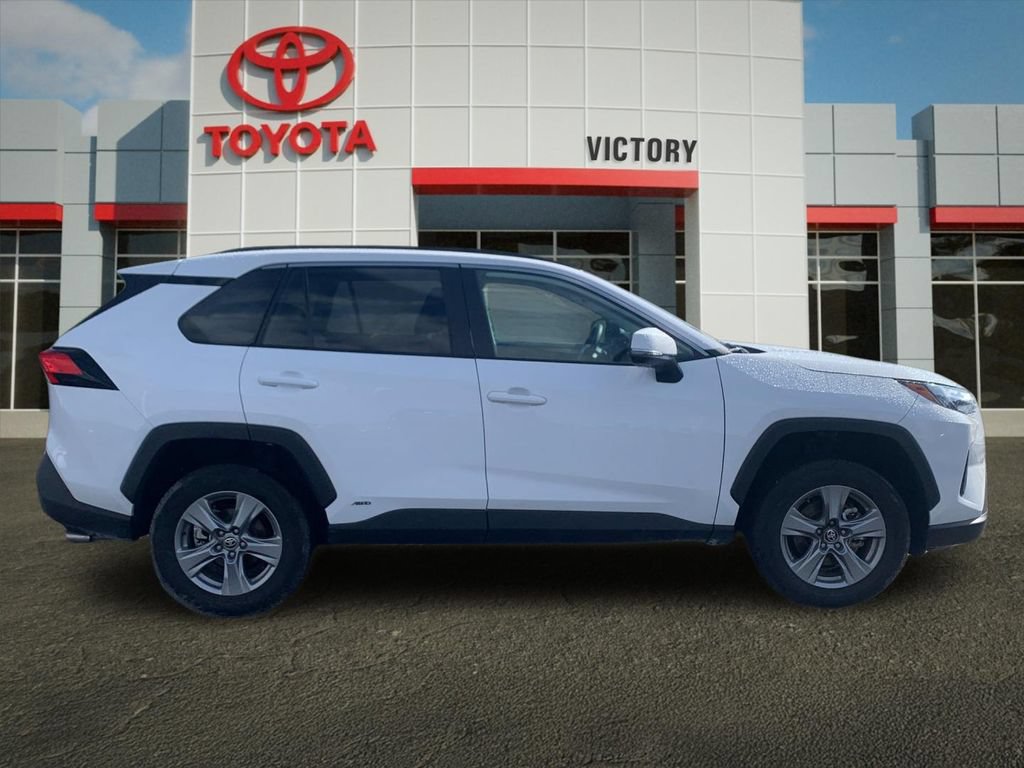 Used 2025 Toyota RAV4 XLE AWD/4WD image 2