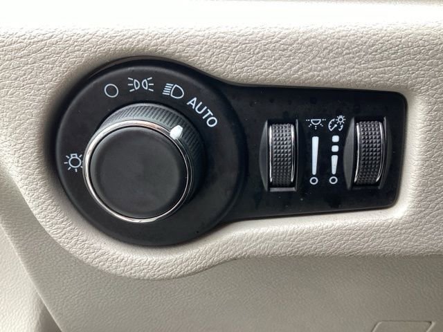 Used 2022 Chrysler Voyager LX image 11