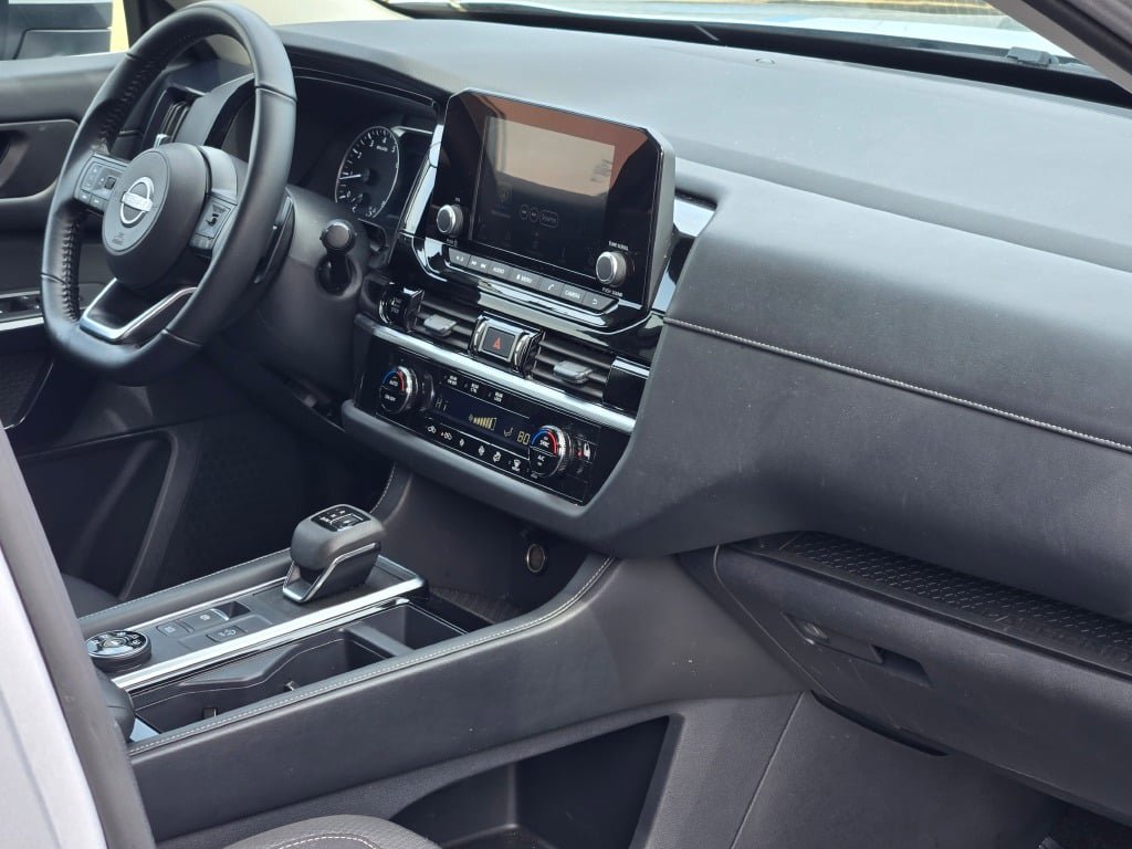 Used 2025 Nissan Pathfinder SV image 9