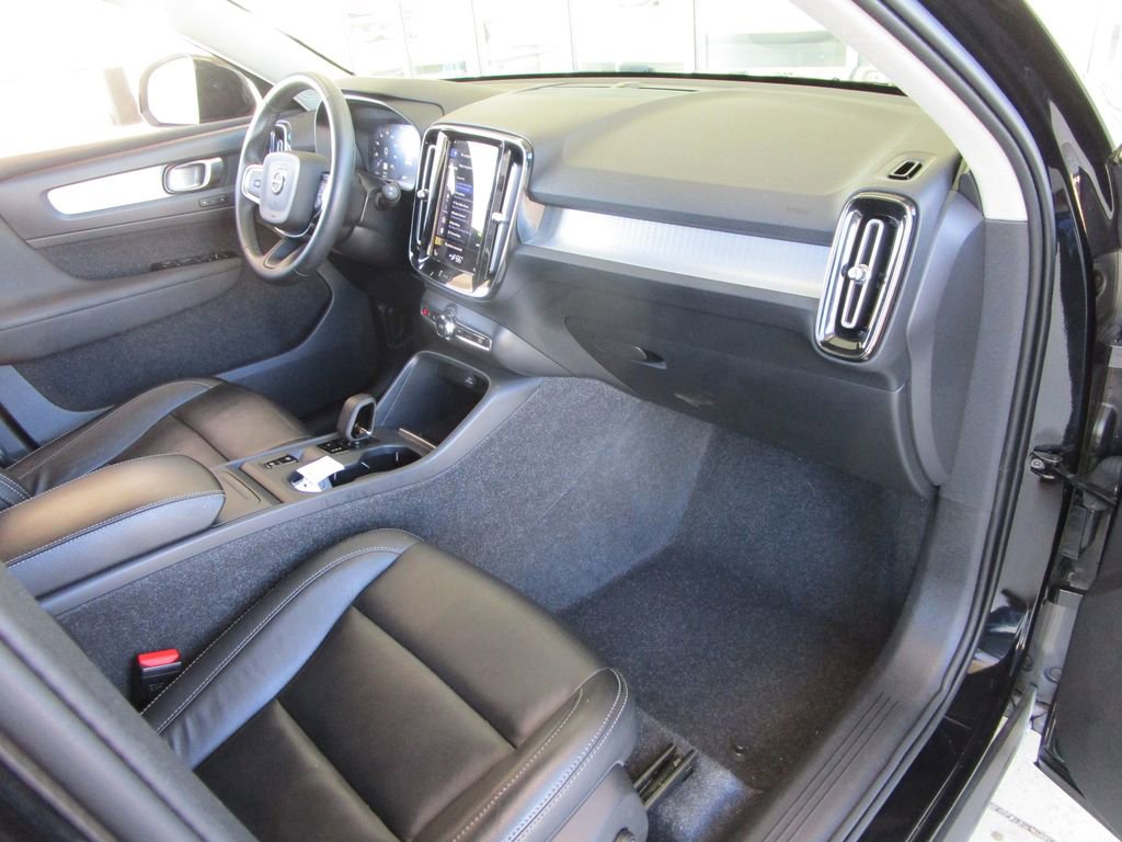 Used 2022 Volvo XC40 T5 Momentum AWD/4WD image 24