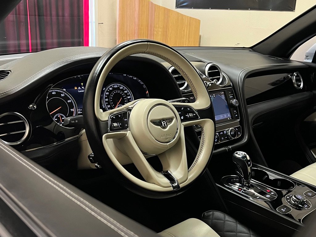 Used 2019 Bentley Bentayga image 22