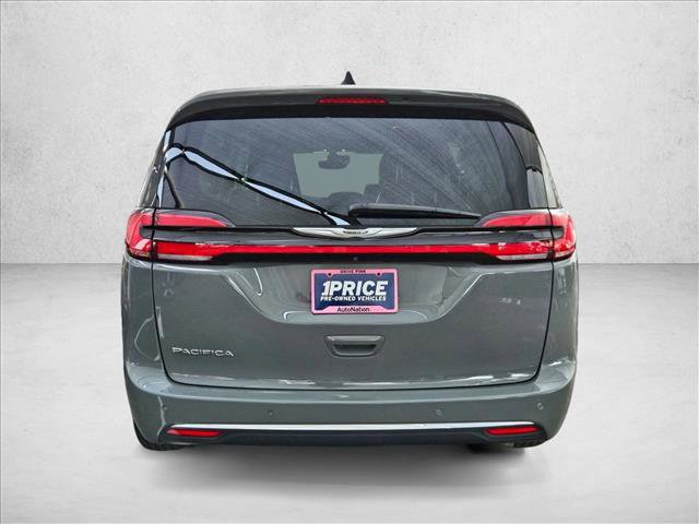 Used 2023 Chrysler Pacifica Touring-L FWD image 6