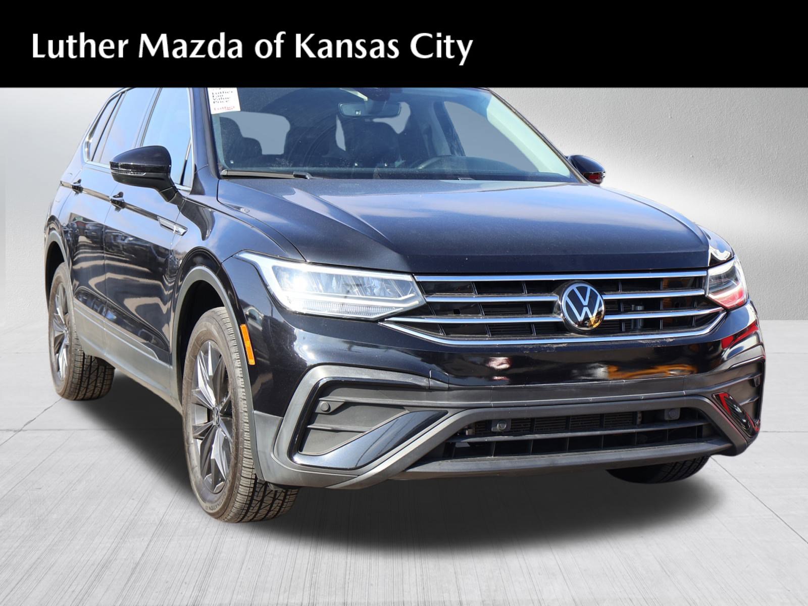 Used 2022 Volkswagen Tiguan SE w/ Panoramic Sunroof Package image 1