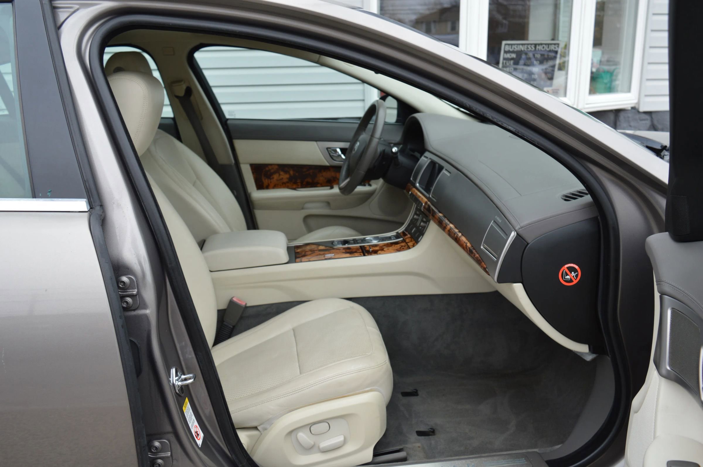 Used 2010 Jaguar XF Premium image 18