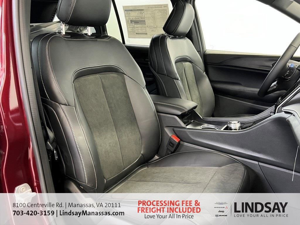 New 2025 Jeep Grand Cherokee Laredo image 12