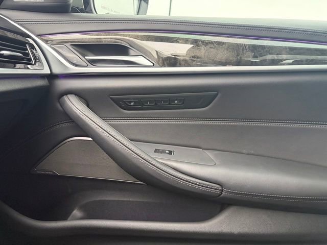 Used 2022 BMW M550i xDrive w/ Executive Package image 29