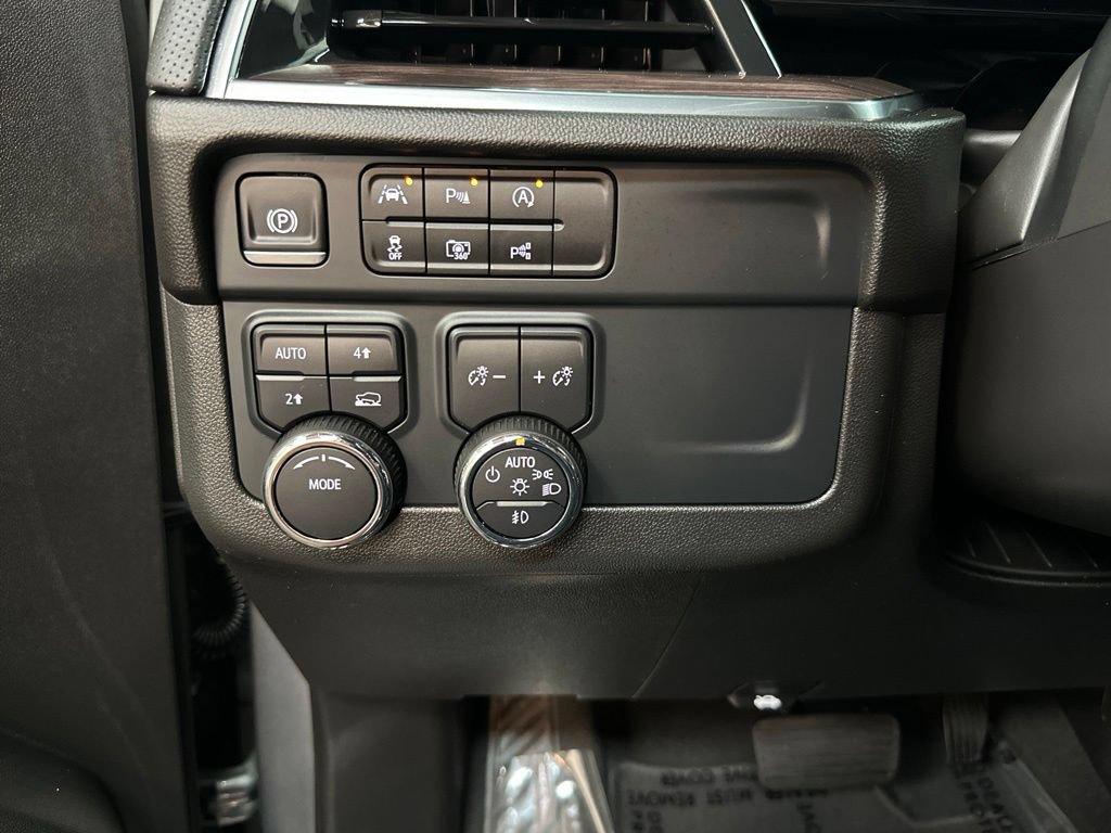 Used 2025 Chevrolet Suburban Premier AWD/4WD image 36