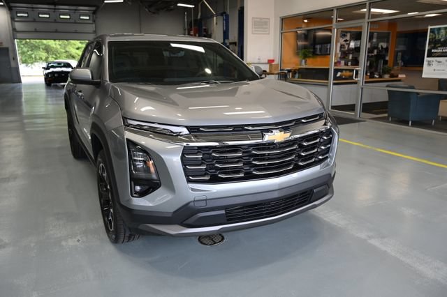 New 2027 Chevrolet Equinox LT w/ Convenience Package II FWD image 3