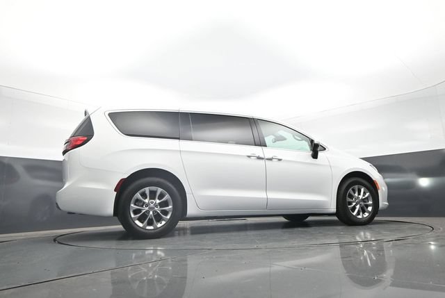 Used 2023 Chrysler Pacifica Touring-L AWD/4WD image 29