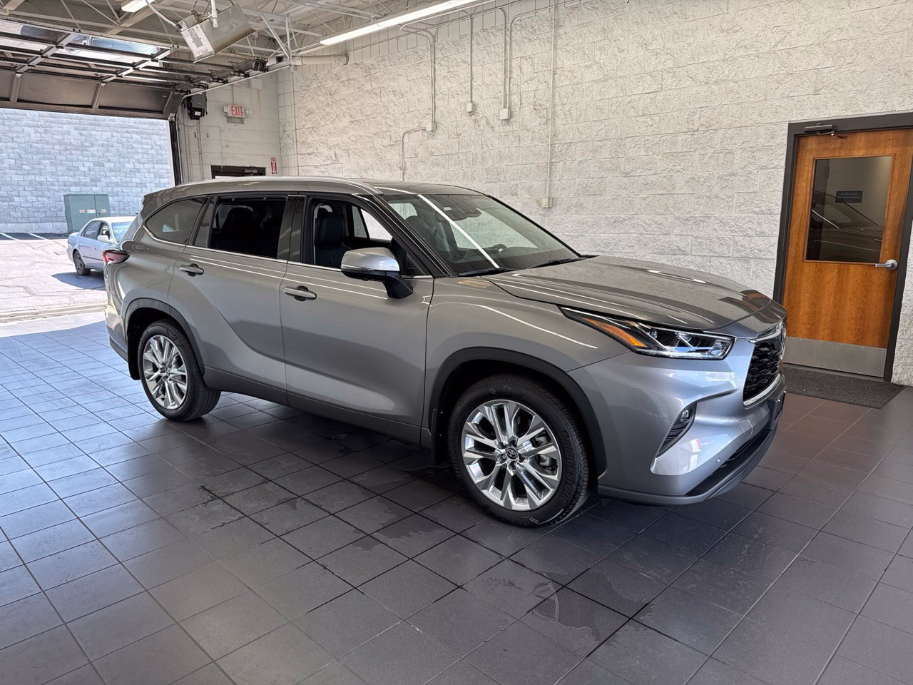 Used 2026 Toyota Highlander Limited AWD/4WD image 1