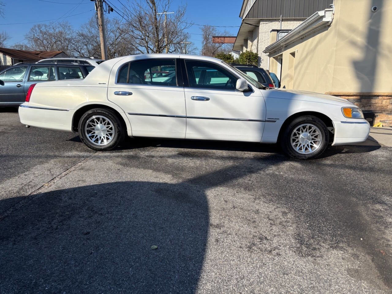 Used 2000 Lincoln Town Car Signature image 3