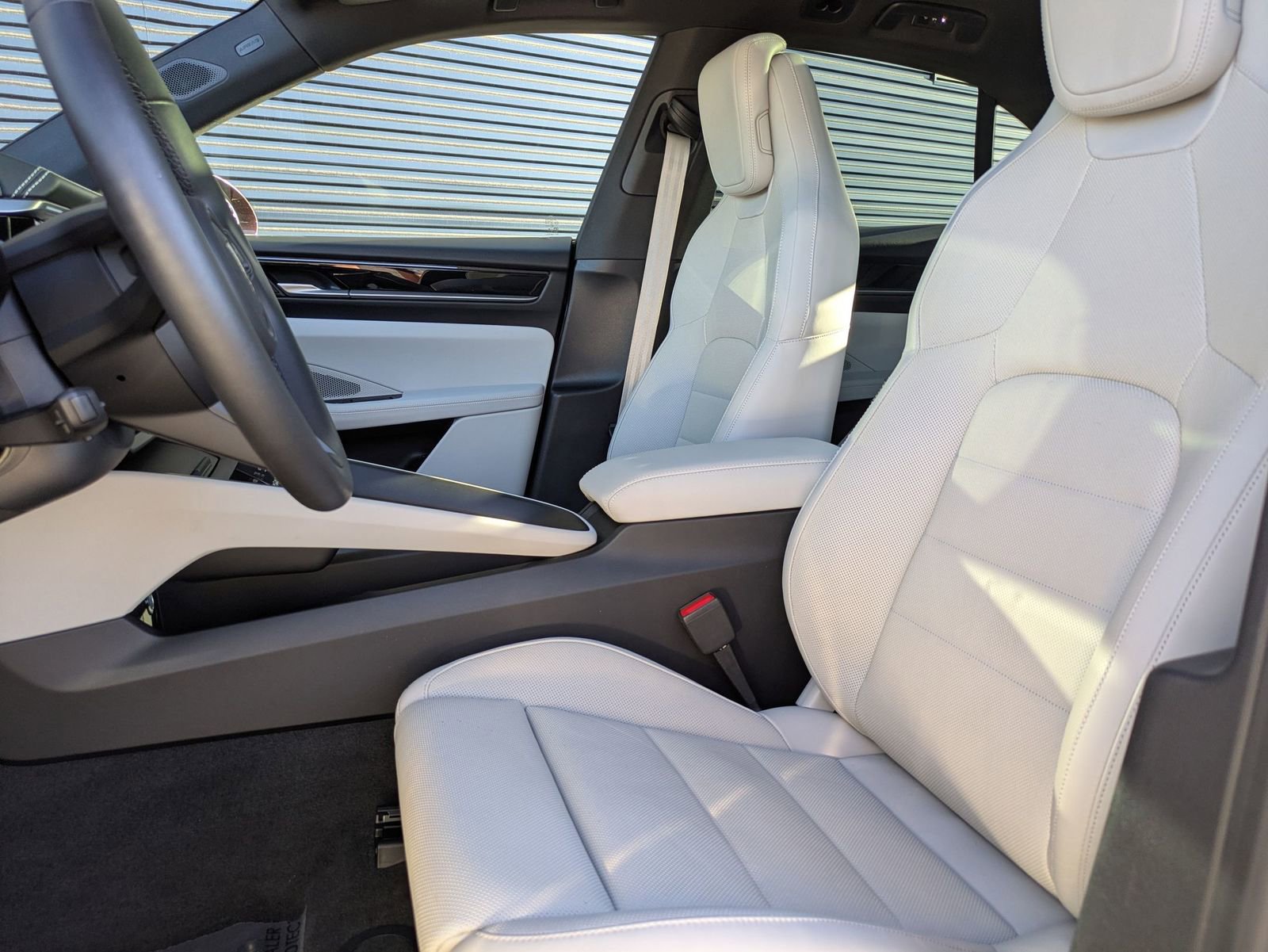 Certified 2025 Porsche Macan 4S Electric image 5