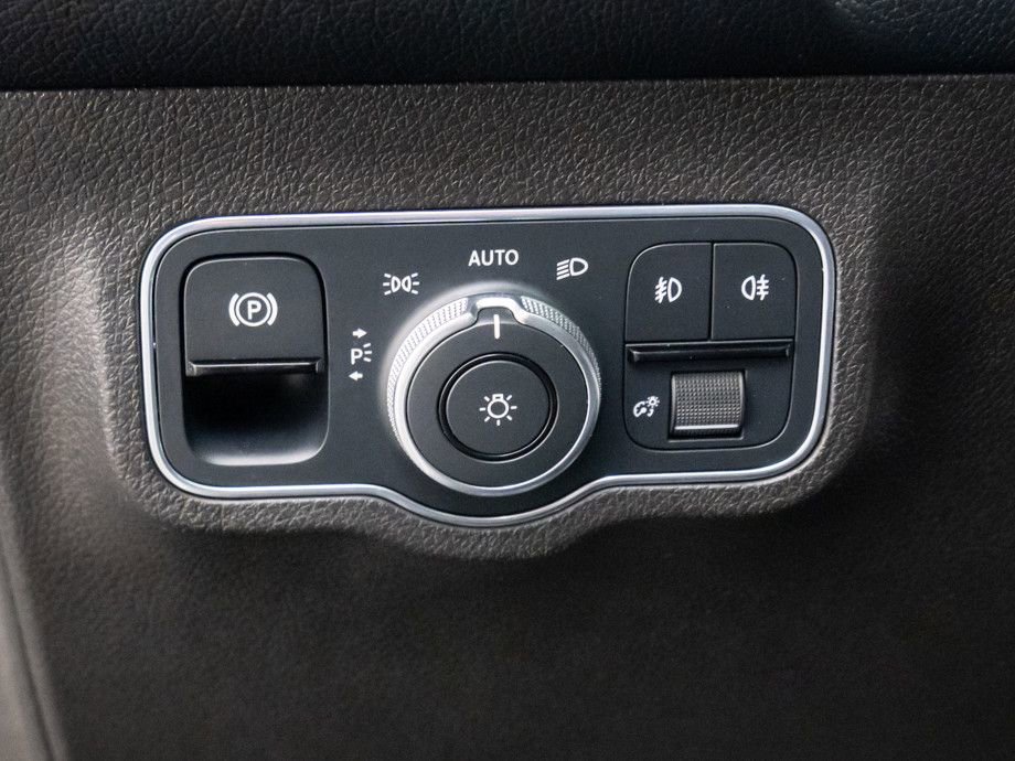 Used 2021 Mercedes-Benz GLB 250 4MATIC w/ Premium Package image 21