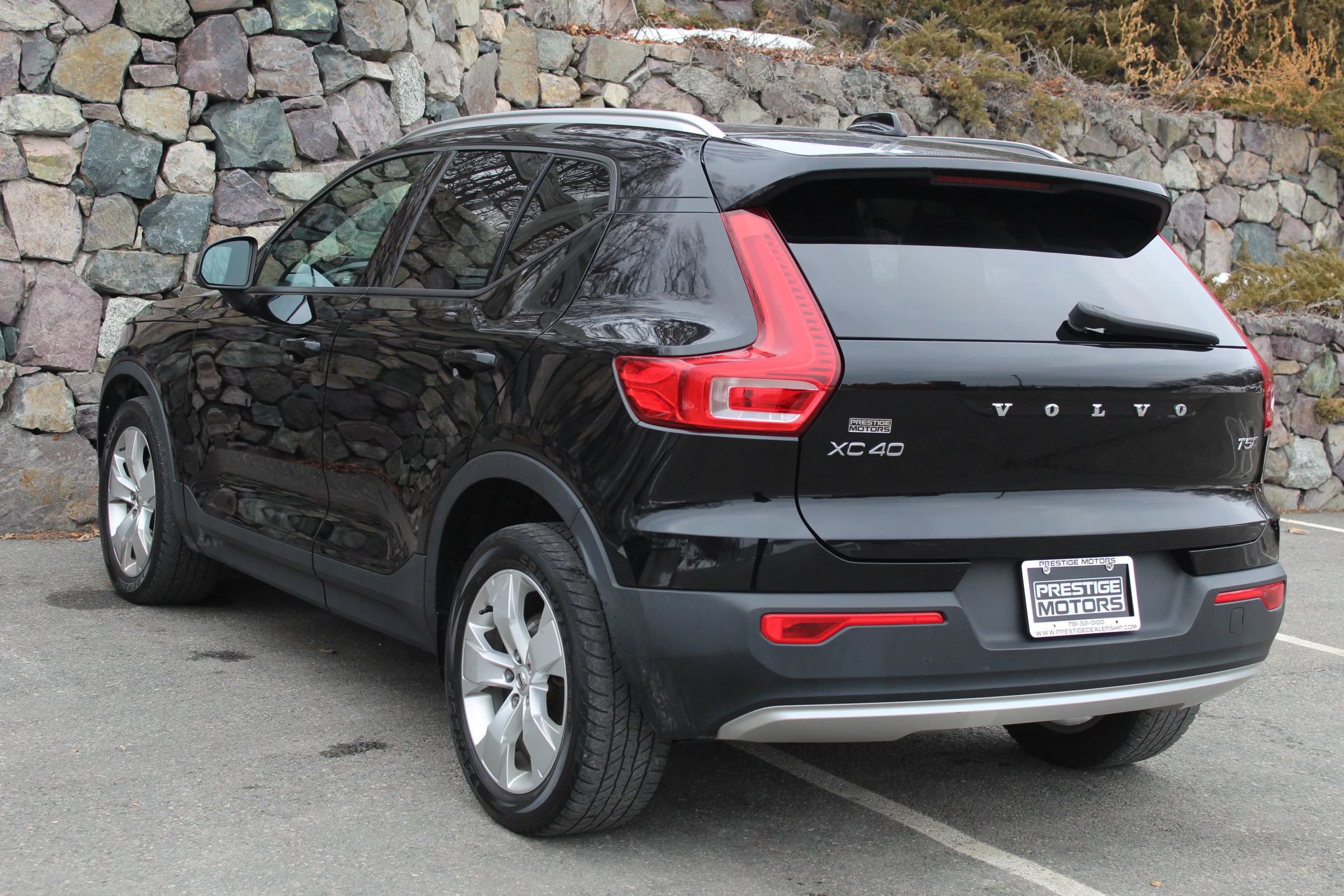 Used 2019 Volvo XC40 T5 Momentum image 7