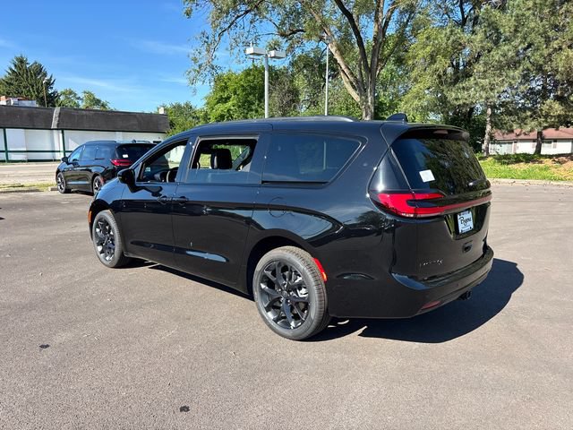 New 2027 Chrysler Pacifica Limited w/ Family Tech Group AWD/4WD image 4