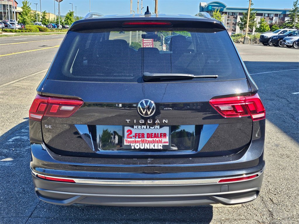 Used 2024 Volkswagen Tiguan SE w/ Panoramic Sunroof Package image 6