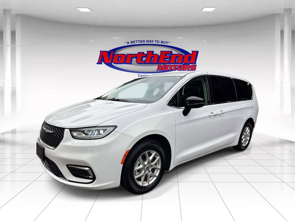 Used 2024 Chrysler Pacifica Touring-L FWD image 7