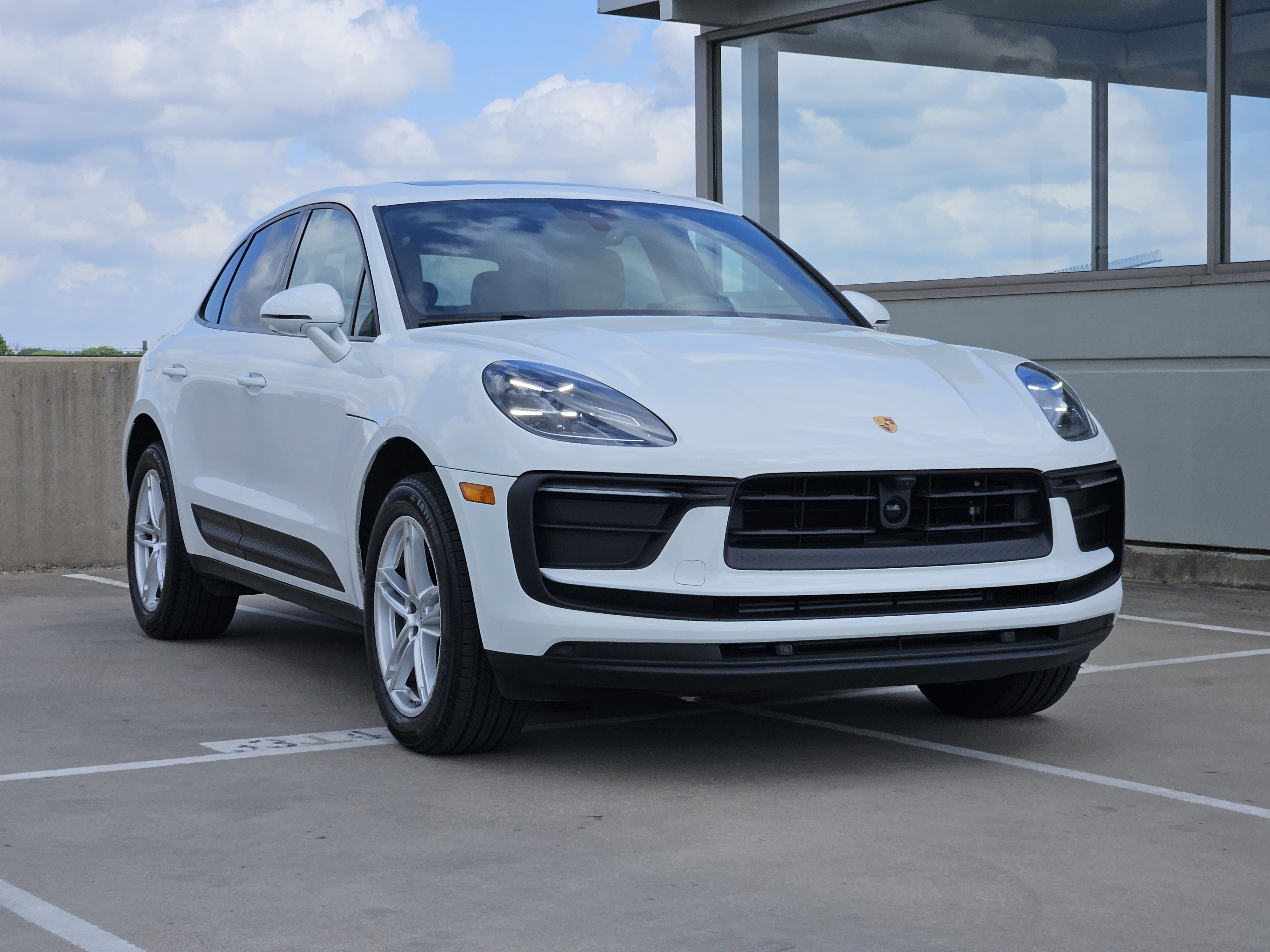 Certified 2025 Porsche Macan image 10