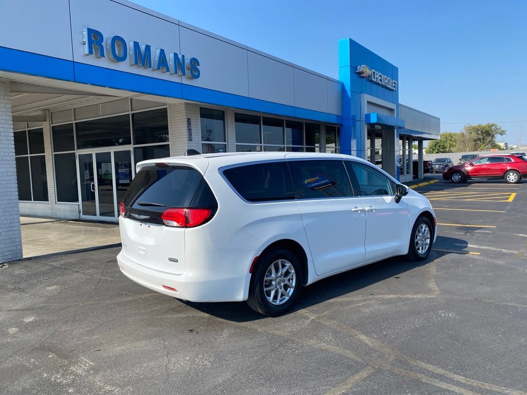 Used 2023 Chrysler Voyager LX FWD image 4