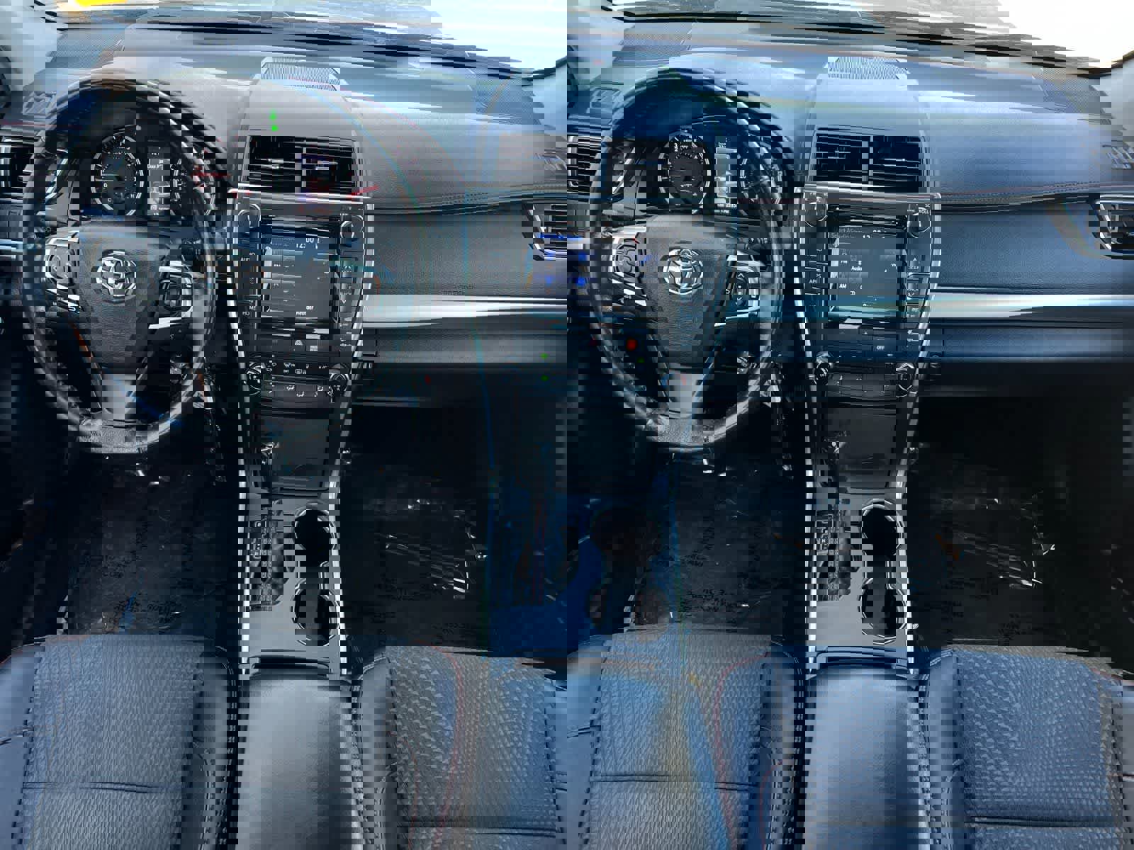 Used 2015 Toyota Camry SE w/ Moonroof Package image 4