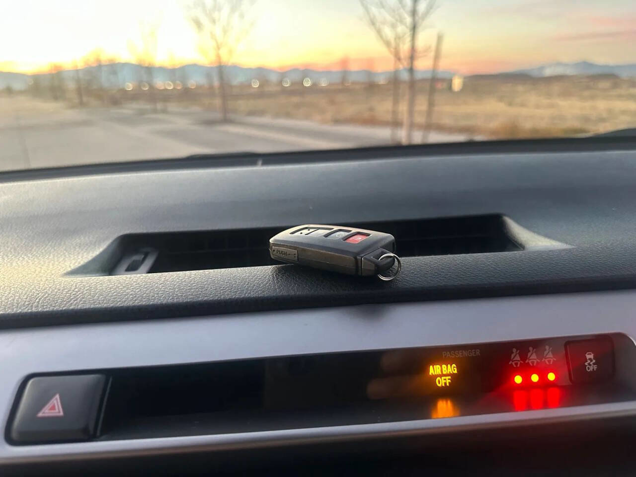 Used 2018 Toyota RAV4 LE image 28