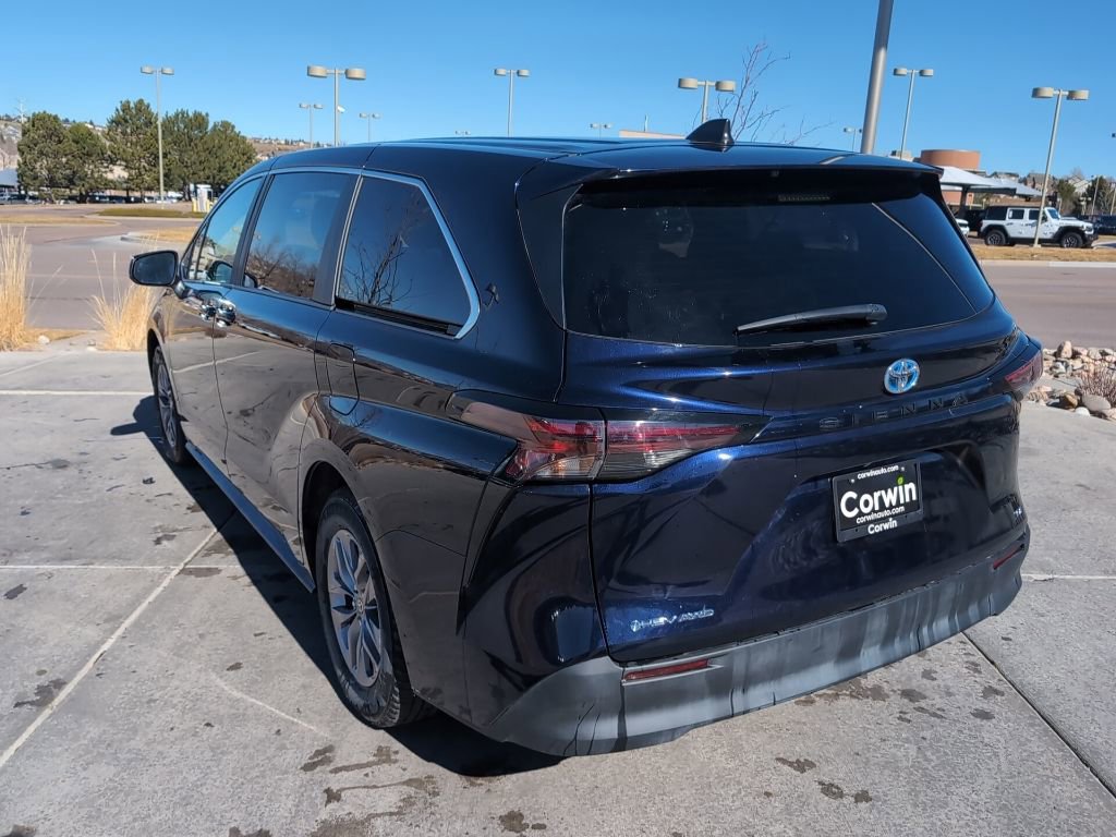 Used 2025 Toyota Sienna LE image 5