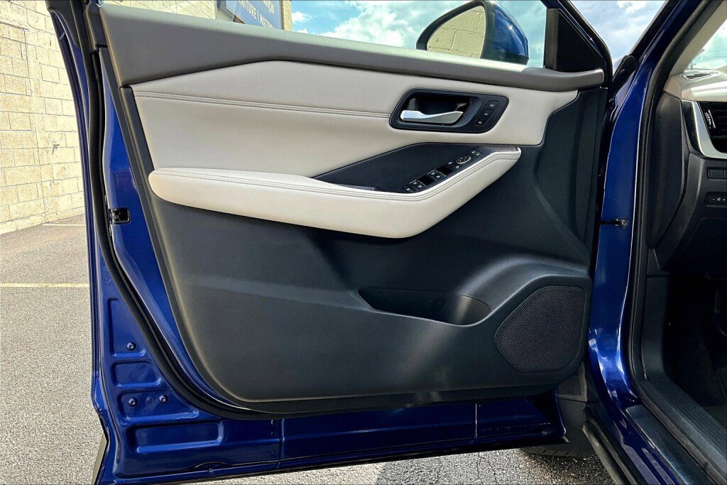 Used 2023 Nissan Rogue SL w/ SL Premium Package image 13